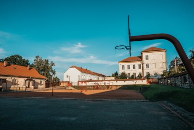 Součástí areálu jsou i tenisové kurty a hřiště, zdroj: ČOS, foto Jitka Barešová