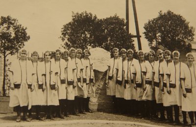 pomník za časů plné činnosti Sokola Plzeň II. (zdroj: kroniky Sokola Plzeň II.)