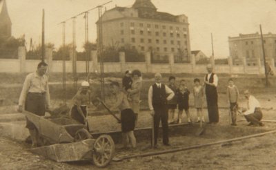zdroj: kronika Sokola Plzeň II. (vpravo v pozadí areál 