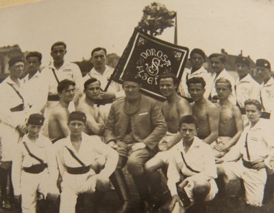 Skupina dorostenců Sokola Plzeň II. v dorosteneckých krojích s rozvinutým praporem, zdroj: kronika Sokola Plzeň II.