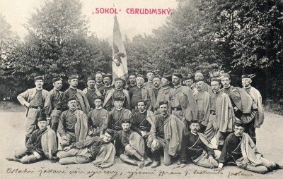 JUDr. Karel Pippich na snímku uprostřed (rok 1906)