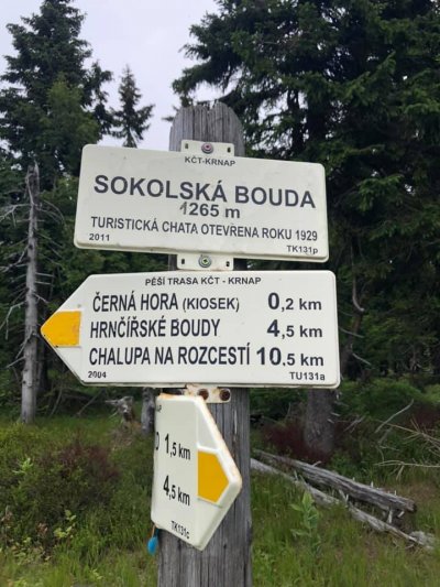 Rozcestník u Sokolské boudy, květen 2020
