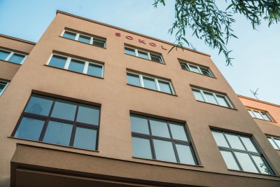 Detail přední strany sokolovny, zdroj: ČOS
