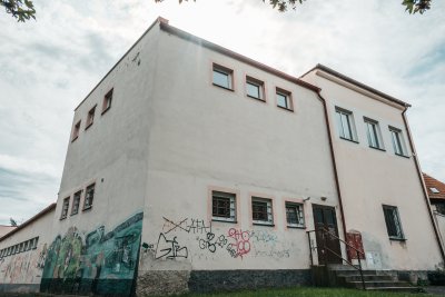 Zadní strana sokolovny, značné poničení graffiti, zdroj: ČOS