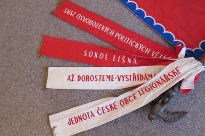 stuhy k praporu; zdroj foto: Městské muzeum a muzeum J. V. Sládka ve Zbiroze