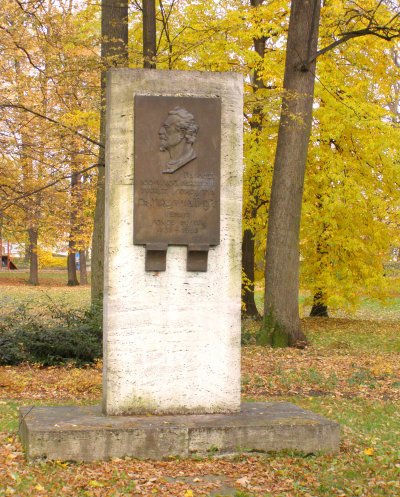 Ve Smetanových sadech, Autor: Daniel Baránek, licence: CC BY-SA 4.0, https://upload.wikimedia.org/wikipedia/commons/2/25/M%C3%ADstek%2C_sady_Bed%C5%99icha_Smetany%2C_Tyr%C5%A1_01.jpg