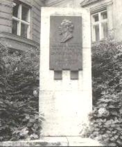 Prvotní umístění v Palackého ulici https://iispp.npu.cz/mis_public/searchDocument.htm?search=id%3A%28970445%29