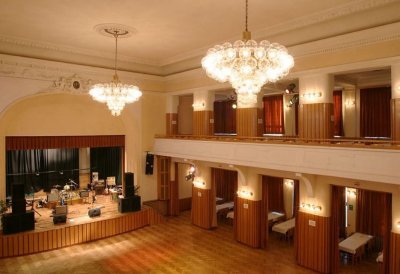 záběr na velký sál ještě v době fungování sokolovny; zdroj: idnes.cz
