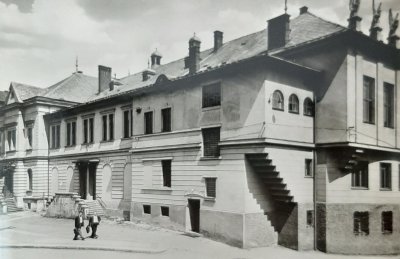 objekt sokolovny ještě se sochami 