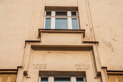 Detail s datací na fasádě, zdroj: ČOS, foto Jitka Barešová