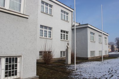 Zadní část sokolovny s bustou Miroslava Tyrše, zdroj: ČOS, foto Kateřina Pohlová