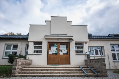 Vstup do budovy, zdroj: ČOS, foto Jitka Barešová