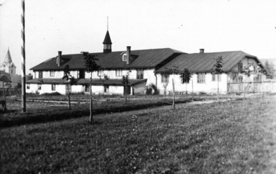 Hostivická sokolovna v době otevření, zdroj: Pamětní kniha Sokola Hostivice 1912–1928, dostupná online na www.hostivickahistorie.cz: Prameny k hostivické historii, Řada I: Spolkové kroniky, svazek č. 2