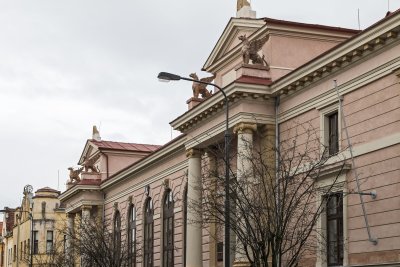 Budova sokolovny v Českém Brodě - jižní průčelí se sochami mytologických gryfů (foto Ing. Jaroslav Petrásek)