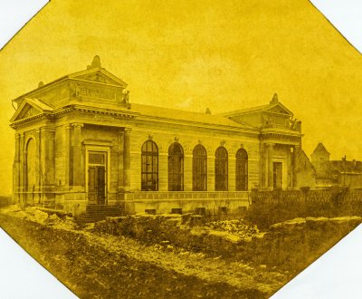 Budova sokolovny v Českém Brodě ihned po svém postavení na přelomu roku 1884/85 - nejstarší dochovaná fotografie (foto ze sbírek Národního technického muzea)