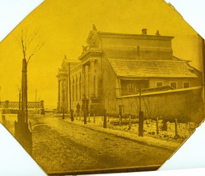 Budova sokolovny v Českém Brodě ihned po svém postavení na přelomu roku 1884/85 - nejstarší dochovaná fotografie (foto ze sbírek Národního technického muzea)