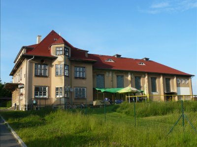Neutěšený stav Turnhalle k roku 2014 (zdroj: http://www.thonbrunn.cz/hospody/G_Rossbach7_cz.php)