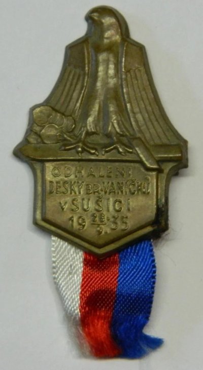 odznak vydaný k příležitosti odhalení této desky