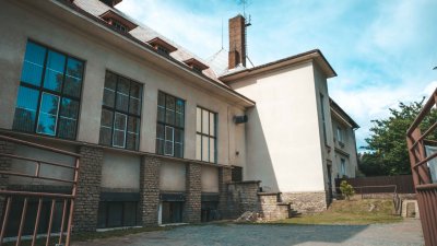 Venkovní pohled na tělocvičný sál ze Sokolské ulice, foto: Jitka Barešová