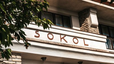 Drobný balkon nese prostý nápis Sokol, foto: Jitka Barešová