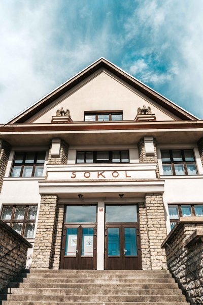 pohled ze schodiště k hlavnímu vstupu, foto: Jitka Barešová