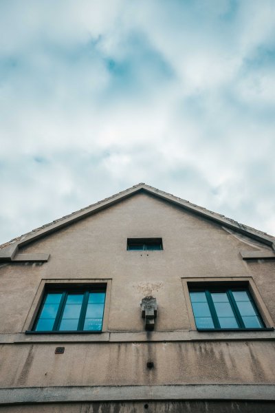 Čelní štít s patrnou siluetou sokola, foto: Jitka Barešová
