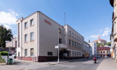 Sokolovna s náchodským zámkem, foto: https://eastbohemiafilmoffice.cz