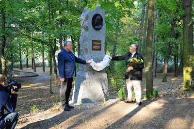 Odhalení dne 8. října 2018. Starosta města Vladimír Urban a starosta T.J. Sokol Vojtěch Válek