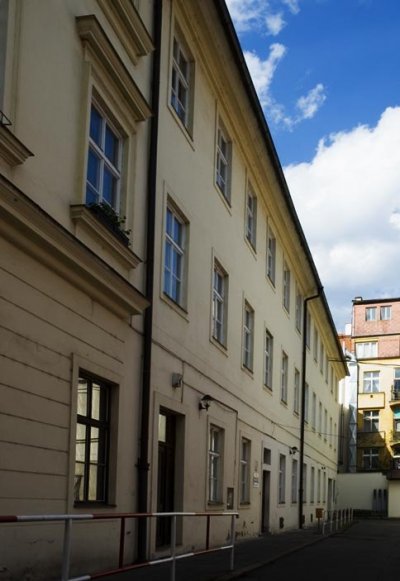 Pohled z ulice na budovu Malypetrova ústavu, Wikimedia Commons