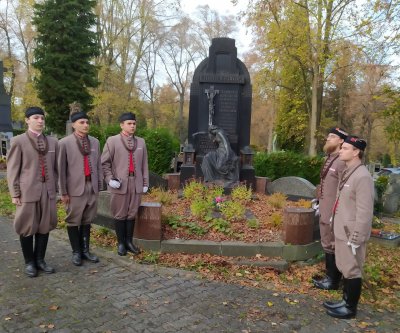 čestná stráž u hrobu br. Šela (archiv P. MIchalce)