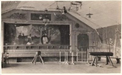 snímek interiéru sokolovny v roce 1920 na staré pohlednici