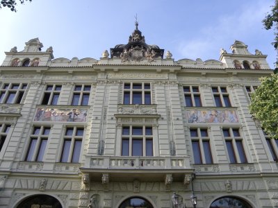 Průčelí budovy Měšťanské besedy v Kopeckého Sadech v Plzni [foto Pavel Michalec]