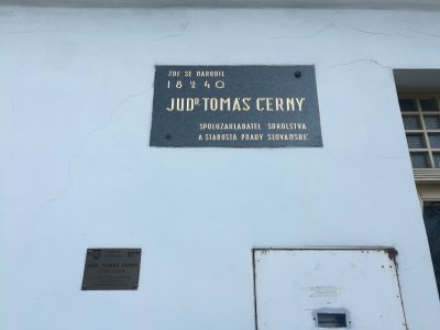 Pamětní deska na rodném domě Tomáše Černého, autor fotografie: Jirka Kliner, zdroj: mapy.cz