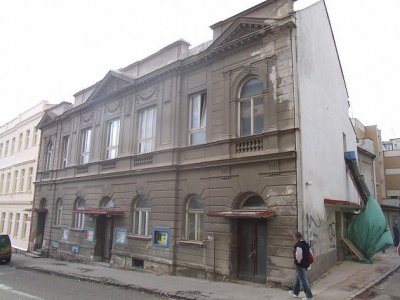 Objekt ve stavu před rekonstrukcí fasády. Zdroj: Internetové stránky Havlíčkobrodský deník, citováno 26. 2. 2019, viz https://havlickobrodsky.denik.cz/kultura_region/20101026oko.html