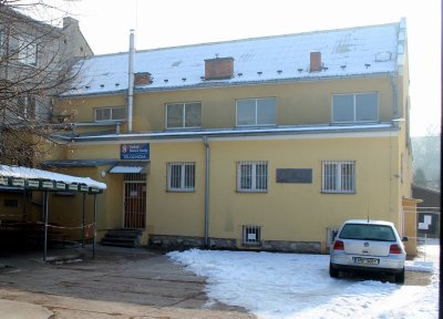 Deska s budovou
